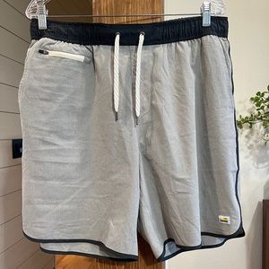 Vuori
Banks Shorts - Men's 7.5" Inseam
Color: EUCALYPTUS LINEN TEXTURE
Size: XL